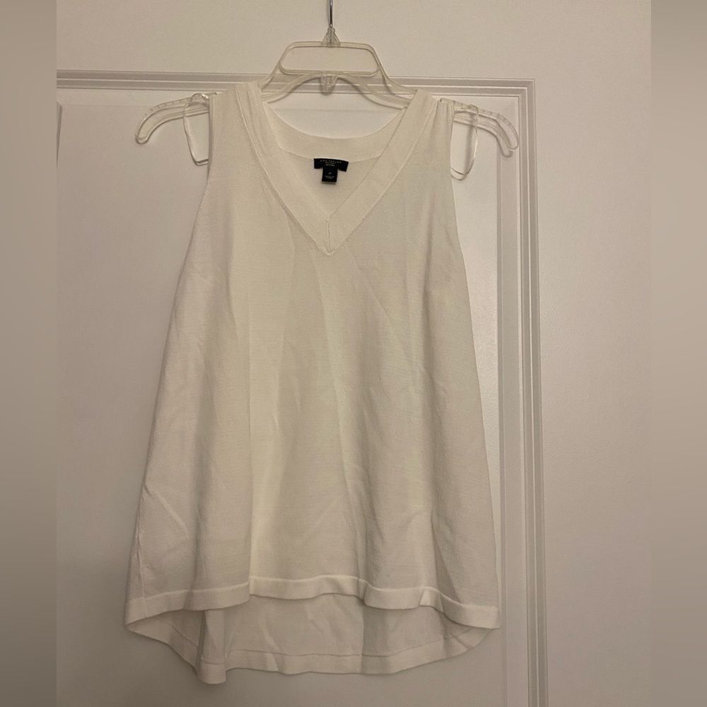 NWOT Ann Taylor Sleeveless V-Neck Soft Viscose Blend Blouse - Size SP